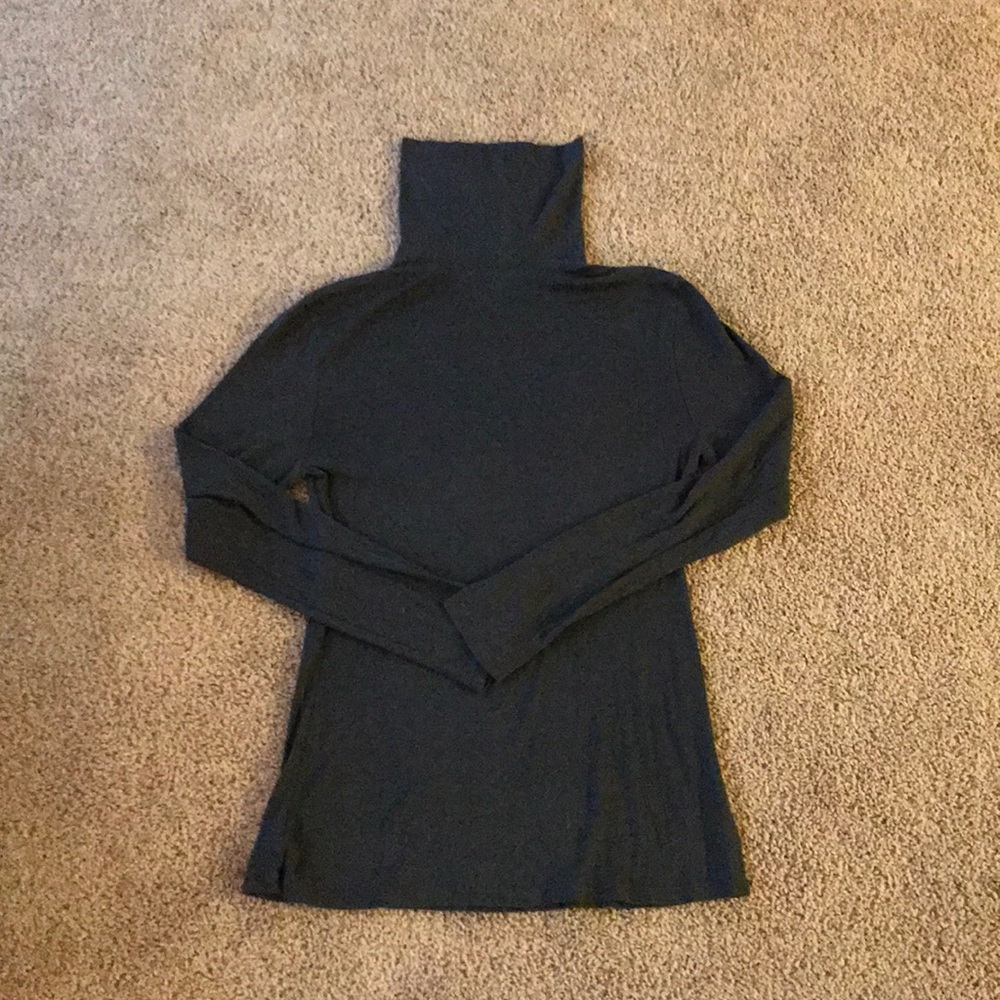 Women’s turtleneck shirt, size L.